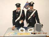 La droga e gli oggetti sequestrati